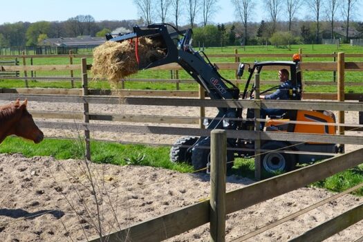 compact-loader-g2700-hd-bale-spear